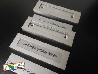 Naamplaat houder 100x30mm aluminium met boven inschuif plaatje, met 2 gaatjes en/of zelfklevend